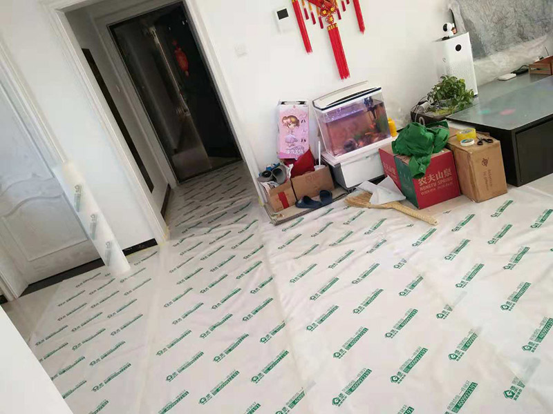 整體衛(wèi)生間翻新：1.衛(wèi)生間的墻面一定要做30cm的防水涂料，避免積水浸透墻面。如果衛(wèi)生間的墻面是輕體墻的話可以把整個(gè)墻面都涂上防水涂料。其次兩扇式的淋浴屏它的兩面墻都要涂上防水涂料。 2.瓷磚不僅可以避免潮濕的侵蝕，而且還可以保護(hù)墻面，所以墻面可以鋪貼滿瓷磚。其次瓷磚的墻面還可以長(zhǎng)久保持整潔和美觀，同時(shí)吊頂?shù)恼趽醪糠忠惨么纱u鋪貼滿，這樣才能更好的保護(hù)好整個(gè)墻面。 3.如果是把原來(lái)的地面打掉的話，一定要對(duì)地面進(jìn)行找平處理和防水處理，這樣才能防止在以后的使用中出現(xiàn)滲漏的現(xiàn)象。其次地面的接縫和排水管處一定要用防水涂料涂刷到位。