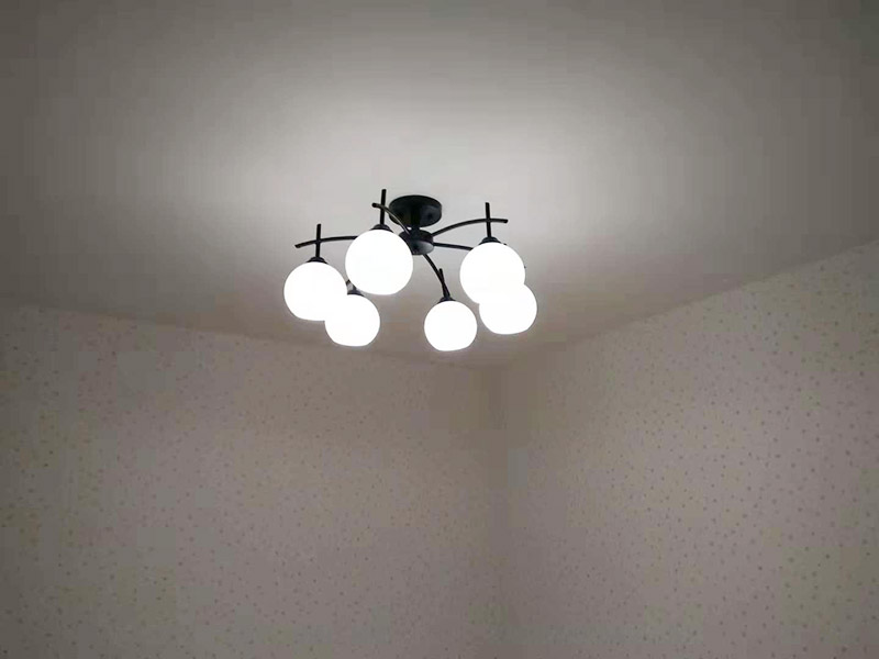 全屋吊燈安裝：1、燈具檢查 檢查燈具安裝附件，查看廠家相關(guān)文件和技術(shù)是否齊全，燈具外觀是否損壞，是否有變形、金屬脫落、腐蝕等現(xiàn)象。 2. 燈具組裝 將燈具各部分連接成一個(gè)整體，燈具螺紋的長(zhǎng)度應(yīng)適當(dāng)，對(duì)于多余的螺紋頭應(yīng)鍍錫，注意火線與零線的區(qū)別，并將線拉直。 3、燈具安裝 燈頭電源線應(yīng)足夠，然后將剩余的電線切斷，取出線頭，用螺絲將燈頭安裝在接線盒上。 4、通電試運(yùn)行 安裝完成后，打開(kāi)電源，檢測(cè)是否通電。
