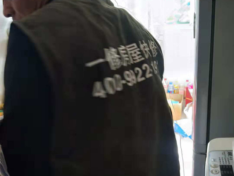 衛(wèi)生間水管安裝：一、衛(wèi)生間水管安裝的正確順序 衛(wèi)生間的水管裝置前定要遵從合理步驟，一般首要和師傅參議水路的詳細(xì)走向，二是用電錘把卡子固定到墻上，三是開端用專業(yè)的熱溶機(jī)對管子進(jìn)行熱熔銜接，四是用試壓泵對整個(gè)管線進(jìn)行打壓測試，五是整理現(xiàn)場。二、衛(wèi)生間水管的規(guī)劃布局 衛(wèi)生間水管裝置要根據(jù)水的走向進(jìn)行鋪設(shè)，一般是橫平豎直，盡可能2條管道不交叉，如果穿插要搭過橋，冷熱水管分隔并保持必定的間隔，沐浴混水閥的左右方位正確且裝在浴缸中心，高度最好在1.8m-2.1m間，還要為熱水器的裝置和洗衣機(jī)的進(jìn)出水口預(yù)留方位，做到科學(xué)合理的布局。