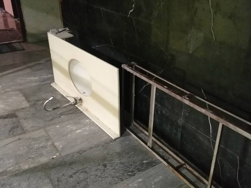 浴室洗面盆拆除安裝：1、首先檢查墻體是否實(shí)芯，不能裝在空心墻體上，因?yàn)榭招膲Σ粔?，用不了就?huì)爛掉。 2、按選定的孔位，用沖擊鉆在墻面上打孔，將掛墻配件中的膨脹管裝入孔中，再用自攻螺釘將主柜與墻面鎖緊。 3、主柜安裝完畢后，再把臺(tái)盆放入，調(diào)節(jié)放平。 4、側(cè)柜、置物架安裝方法同主柜。 5、化妝鏡安裝：按化妝鏡背孔安裝規(guī)格在墻面打孔，裝入膨脹管，然后把螺釘擰入膨脹管到適合深度，掛上浴鏡。 6、連接好進(jìn)出水，并檢查密閉性，清理現(xiàn)場(chǎng)。