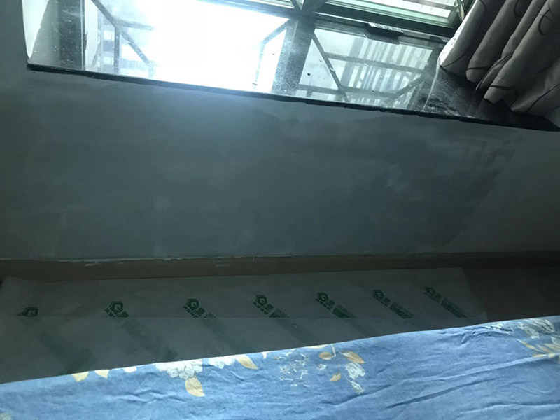 墻面局部補(bǔ)膩?zhàn)樱?、墻面基本干燥，基層含水率不得大于10%。   2、抹灰作業(yè)已全部完成，過墻管道、洞口、陰陽角處理完畢，為確保墻面干燥，各種穿墻孔應(yīng)提前抹灰找平。  3、門、窗、玻璃要提前安裝完畢。 4、地面施工及管道安裝完畢。   5、將墻體空鼓、裂縫修補(bǔ)到位后，再進(jìn)行膩?zhàn)邮┕?。裂縫處理方法，用抗裂砂漿將寬100mm的無紡布粘貼在裂縫上，每邊搭接50mm，外面抹抗裂砂漿。  刮膩?zhàn)訒r(shí)不要污染地面，門窗、玻璃等以完成的分部分項(xiàng)工程。刮膩?zhàn)油瓿珊笠咨票Ｗo(hù)，不得磕碰污染墻面。 