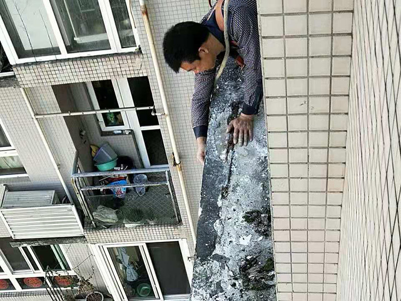 窗戶臺防水維修：(1)清理窗框周邊，查找滲漏縫隙，分析滲漏原因; (2)對于墻體內(nèi)部存在空穴的部位，根據(jù)具體情況考慮化學(xué)灌漿或填充其它彈性防水材料; (3)清理縫隙表面，其表面不應(yīng)有油污，浮塵等隔離物; (4)在窗框周邊縫隙內(nèi)嵌填彈性密封材料; (5)試水檢驗(yàn)防水效果。 主要是在窗戶的外面做防水處理，一般是墻面上批刮耐水膩?zhàn)?、刷防水涂料。?dāng)然，如果事先做一下基礎(chǔ)防水的話，那么防水的效果會更好了。