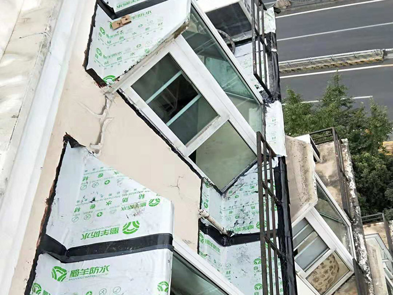 窗戶臺防水維修：(1)清理窗框周邊，查找滲漏縫隙，分析滲漏原因; (2)對于墻體內(nèi)部存在空穴的部位，根據(jù)具體情況考慮化學(xué)灌漿或填充其它彈性防水材料; (3)清理縫隙表面，其表面不應(yīng)有油污，浮塵等隔離物; (4)在窗框周邊縫隙內(nèi)嵌填彈性密封材料; (5)試水檢驗(yàn)防水效果。 主要是在窗戶的外面做防水處理，一般是墻面上批刮耐水膩?zhàn)?、刷防水涂料。?dāng)然，如果事先做一下基礎(chǔ)防水的話，那么防水的效果會更好了。