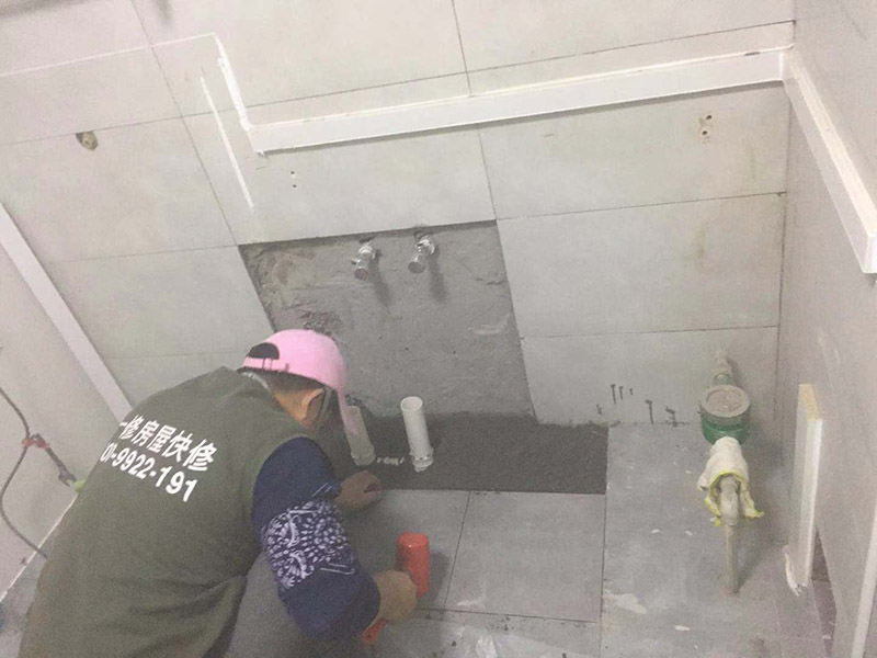 馬桶地面貼磚：干鋪法是將沙子和水泥按照3：1的比例混合后兌少量的水，使水泥和沙子混合到可以用手攥成團的黏稠度。將混合好的沙子水泥鋪在地面上，用一個平板把表面摸平。在瓷磚背面抹上黏稠度非常高的水泥，把瓷磚放到地面上，用橡皮錘敲實就完成了,主要用于地面瓷磚的鋪裝。 濕鋪法，是將沙子和水泥按照2：1的比例混合后兌水和好，水的量要多一些，使沙子和水泥的黏稠度高一些。然后涂抹到用水浸泡好的瓷磚背面貼到墻面上。濕鋪發(fā)主要應(yīng)用與墻面。