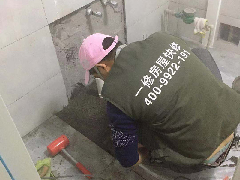 馬桶地面貼磚：干鋪法是將沙子和水泥按照3：1的比例混合后兌少量的水，使水泥和沙子混合到可以用手攥成團的黏稠度。將混合好的沙子水泥鋪在地面上，用一個平板把表面摸平。在瓷磚背面抹上黏稠度非常高的水泥，把瓷磚放到地面上，用橡皮錘敲實就完成了,主要用于地面瓷磚的鋪裝。 濕鋪法，是將沙子和水泥按照2：1的比例混合后兌水和好，水的量要多一些，使沙子和水泥的黏稠度高一些。然后涂抹到用水浸泡好的瓷磚背面貼到墻面上。濕鋪發(fā)主要應(yīng)用與墻面。