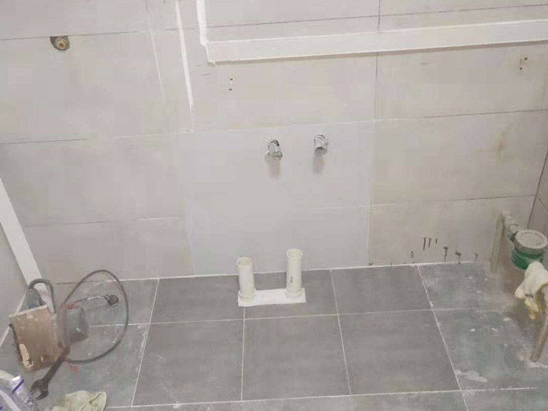 馬桶地面貼磚：干鋪法是將沙子和水泥按照3：1的比例混合后兌少量的水，使水泥和沙子混合到可以用手攥成團的黏稠度。將混合好的沙子水泥鋪在地面上，用一個平板把表面摸平。在瓷磚背面抹上黏稠度非常高的水泥，把瓷磚放到地面上，用橡皮錘敲實就完成了,主要用于地面瓷磚的鋪裝。 濕鋪法，是將沙子和水泥按照2：1的比例混合后兌水和好，水的量要多一些，使沙子和水泥的黏稠度高一些。然后涂抹到用水浸泡好的瓷磚背面貼到墻面上。濕鋪發(fā)主要應(yīng)用與墻面。