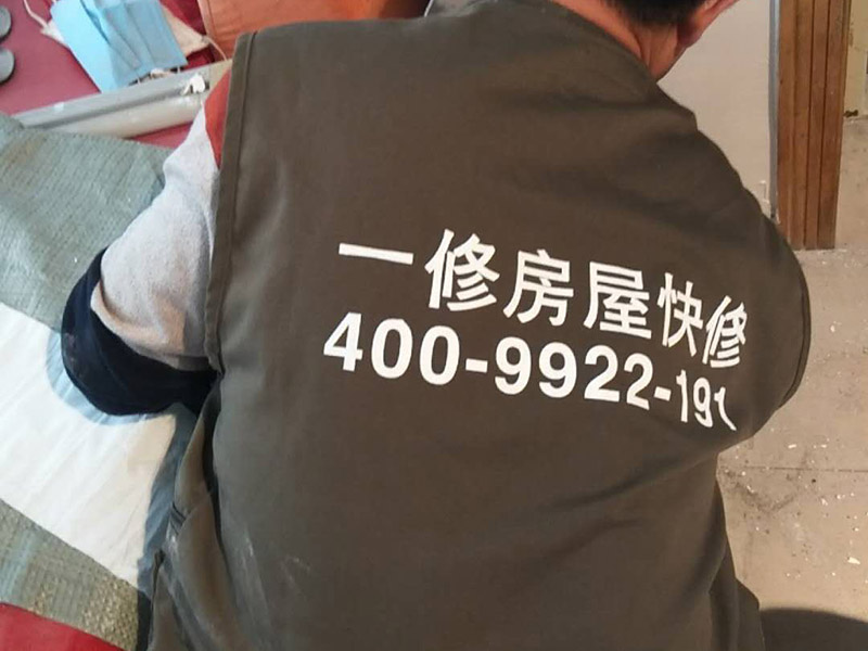 局部墻面補(bǔ)膩?zhàn)樱汗文佔(zhàn)訉Σ煌膲w有著不同的要求，像比較常見的混凝土的墻面，會出現(xiàn)一些氣孔與鼓起的現(xiàn)象，所以就要先把墻面修平整掉，磨平凸起處，填補(bǔ)凹陷處。 基層做好處理后，墻面還是會有一些凹陷的地方，這個時候就可以用石膏膩?zhàn)觼硌a(bǔ)平。將石膏膩?zhàn)訅簩?shí)凹陷處，橫抹豎起的地方再重新刮一遍，這樣來確保墻面的平整。 墻面上可能會有油污等這些東西，所以需要涂刷一下火堿水溶液，不過在涂刷時一定要注意，一邊涂刷一邊就要拿清水清洗墻面，這樣不僅可以加快一點(diǎn)速度，而且效果也好。 刮膩?zhàn)又?，噴刷一遍粘結(jié)劑，就可以開始刮膩?zhàn)恿?。在刮膩?zhàn)拥臅r候注意，避免留下浮膩?zhàn)右约肮魏?，防止膩?zhàn)由险瓷匣覊m、砂礫等雜物，然后按照規(guī)范刮就可以了。 第一遍膩?zhàn)庸瓮旰?，仔?xì)檢查看看墻面還有沒有問題，等到膩?zhàn)油晖耆赏钢?，用?xì)砂紙仔細(xì)地打磨一遍，如果還是有凹陷的情況，那么就用膩?zhàn)釉僖淮芜M(jìn)行修補(bǔ)找平。