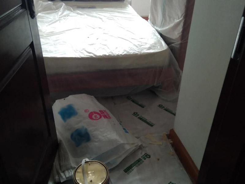 家具拆除，墻面補石膏：1、壓力灌漿法：空氣壓縮機將粘合劑灌人磚墻裂縫內，將開裂的墻重新粘合在一起。  2、外力修補法：將原有的縫隙打開，用彈性膩子修補，或者是使用的確良布整粘。  3、到市場上購買一些油漆專用的亞麻布，將亞麻布用白膠貼至墻體，然后待干透后涂上水泥漆，這樣的話，可以保證墻體不再有裂縫，也可以起到堅固墻體的作用。  4、將墻體表面的保溫板去掉，或者是把墻體表面的水泥去掉，在外面安裝一層石膏板最后在上面做乳膠漆。但此種方法工程耗量大，也有一定的難度。  5、大面積的裂縫，將開裂的墻面基底做出一個“U”形狀，對基底進行修補，最后掛上鋼絲網(wǎng)就可以了。