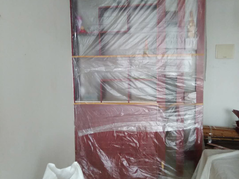 家具拆除，墻面補石膏：1、壓力灌漿法：空氣壓縮機將粘合劑灌人磚墻裂縫內，將開裂的墻重新粘合在一起。  2、外力修補法：將原有的縫隙打開，用彈性膩子修補，或者是使用的確良布整粘。  3、到市場上購買一些油漆專用的亞麻布，將亞麻布用白膠貼至墻體，然后待干透后涂上水泥漆，這樣的話，可以保證墻體不再有裂縫，也可以起到堅固墻體的作用。  4、將墻體表面的保溫板去掉，或者是把墻體表面的水泥去掉，在外面安裝一層石膏板最后在上面做乳膠漆。但此種方法工程耗量大，也有一定的難度。  5、大面積的裂縫，將開裂的墻面基底做出一個“U”形狀，對基底進行修補，最后掛上鋼絲網(wǎng)就可以了。