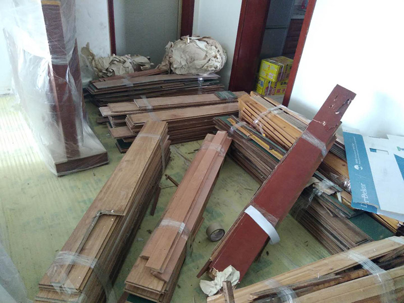 家具拆除，墻面補石膏：1、壓力灌漿法：空氣壓縮機將粘合劑灌人磚墻裂縫內，將開裂的墻重新粘合在一起。  2、外力修補法：將原有的縫隙打開，用彈性膩子修補，或者是使用的確良布整粘。  3、到市場上購買一些油漆專用的亞麻布，將亞麻布用白膠貼至墻體，然后待干透后涂上水泥漆，這樣的話，可以保證墻體不再有裂縫，也可以起到堅固墻體的作用。  4、將墻體表面的保溫板去掉，或者是把墻體表面的水泥去掉，在外面安裝一層石膏板最后在上面做乳膠漆。但此種方法工程耗量大，也有一定的難度。  5、大面積的裂縫，將開裂的墻面基底做出一個“U”形狀，對基底進行修補，最后掛上鋼絲網(wǎng)就可以了。