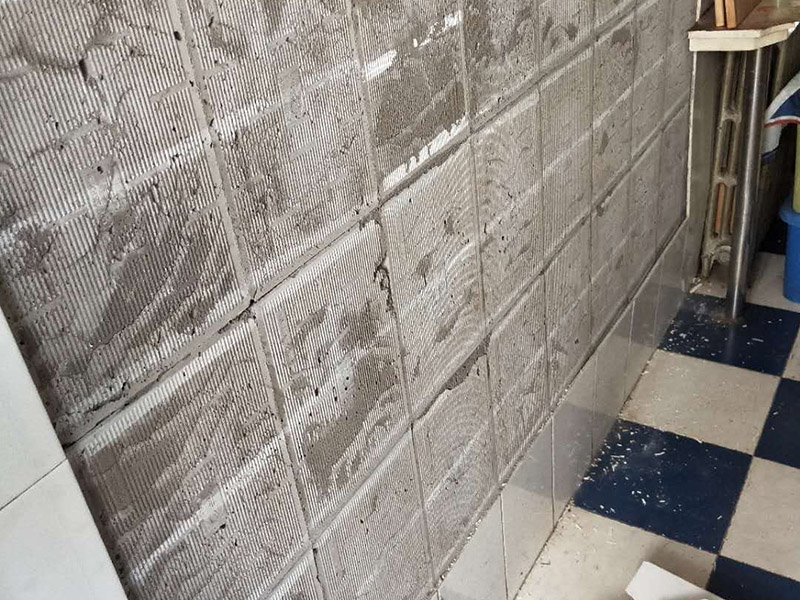 墻磚修補維修：1、如果只是瓷磚脫落，砂漿留在墻、地面上沒有松動，解決辦法就是將瓷磚背面和側面殘留的砂漿刮干凈，然后在瓷磚背面涂上一層均勻的砂漿，并按回原位。如果砂漿和瓷磚一起掉落，處理辦法就是先在墻、地面基礎面上鑿些毛坑，然后在基礎面上一層砂漿，然后將瓷磚壓上去，直至瓷磚固定在上面。 2、瓷磚脫落一般都是因為鋪設時用普通水泥砂漿來粘合，水泥砂漿的粘結力比較低而且特別容易受環(huán)境因素影響，經(jīng)常會有瓷磚空鼓甚至脫落現(xiàn)象。如果出現(xiàn)這樣的現(xiàn)象最好換用粘結力強，具有防水性的瓷磚膠。專用的瓷磚膠不會受環(huán)境影響，非常實用而且價格不貴。