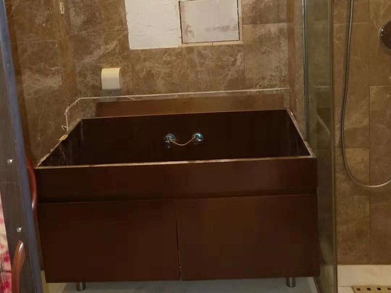 浴室柜拆除維修：（1）確認(rèn)好浴室柜的安裝位置：在鋪地磚和墻磚前，就要確認(rèn)好浴室柜的安裝位置，由于安裝浴室柜是要在墻上打孔的，還需要進(jìn)水孔和排水孔的，一旦安裝后一般不能移動(dòng)位置的，所以確認(rèn)好浴室柜的安裝位置是安裝前的必備條件。（2）購(gòu)買(mǎi)浴室柜時(shí)要根據(jù)安裝位置確認(rèn)浴室柜的形狀和大?。涸∈夜竦奈恢么_定后，只能根據(jù)安裝位置來(lái)定浴室柜的形狀和大小。（3）認(rèn)準(zhǔn)水管的管線圖和電線的線路圖：安裝時(shí)要在墻上用沖氣鉆打孔，所以安裝前確認(rèn)管線圖和線路圖至關(guān)重要，如果打破水管或電線線路圖就要撬開(kāi)部分墻磚，造成不必要的損失。