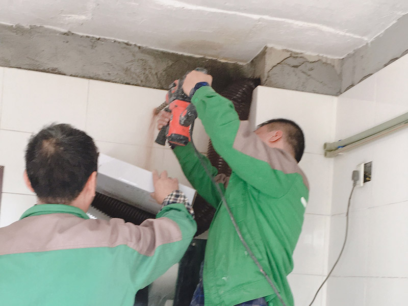 墻面打穿墻孔：1. 水泥墻打孔的方法 1)  在墻面固定擱板有好幾種方法：窄一點(diǎn)的能夠先在墻上釘上木條，通常的紅磚墻面能夠直接用水泥鋼釘釘入，假如是混凝土墻面</a>就先要用電錘打孔然后用木楔敲入孔內(nèi)再釘上木條，接下來即是把擱板固定在木便條上面，不和再用其它木板跟木便條鑲平再釘上飾面板刷上油漆。 2)  但佳固定在墻角上也即是說在兩面墻的交接處這么多了一個(gè)支撐點(diǎn)比較健壯擱板也能適當(dāng)?shù)膶捯稽c(diǎn)。還有即是你說的先在墻面上開槽再把木板插進(jìn)去旁邊的縫隙再用水泥填滿，這種方法的承重力比較大但是槽要開得深一點(diǎn)。通常來講這種擱板的寬度不宜超越三十公分并且佳做成上下崎嶇狀或階梯狀這么既漂亮又健壯。假如想當(dāng)書桌就必須要有支撐了。