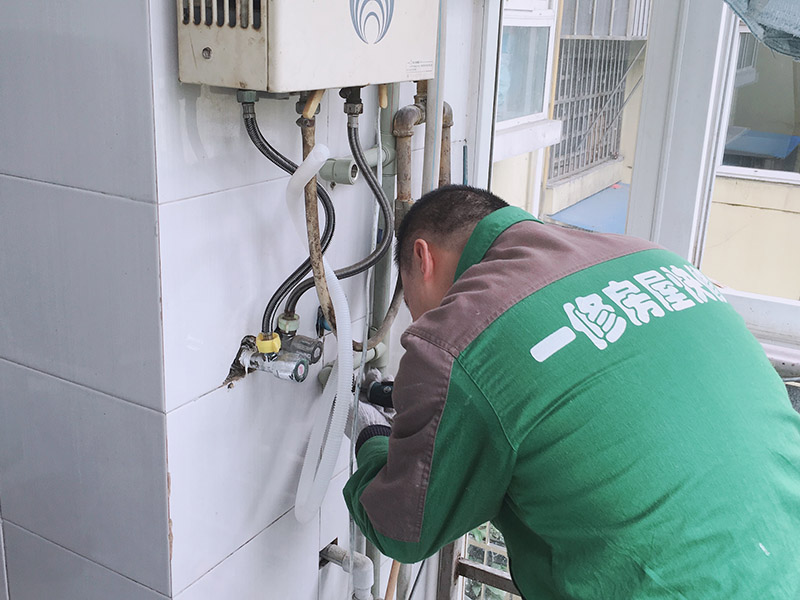 暗管改明管：水管走明管就是在裝?修的時候?qū)⑺苈懵对谕?。衛(wèi)生間水管走明管更加直觀，假如日后水管出現(xiàn)質(zhì)量問題，可以及時會發(fā)現(xiàn)，更利于維修更換，而且維修起來不用大動干戈，沒有那么費事。 但這就會很大程度上會影響整體美觀程度，長時間裸露在外的水管很容易沾滿污漬，甚至會長青苔，需要經(jīng)常清理比較麻煩。而且將水管安裝外面非常容易損壞，尤其是塑料水管在冬天很容易凍裂。角鋼支架的長時間受潮難免生銹，影響美觀。   水管走暗管就是水管的安裝是隱藏在墻壁內(nèi)部，只有水龍頭和接頭處是露出來的。水管隱藏在墻壁內(nèi)，而且可以采用人造大理石等材料來裝飾外部，這樣就確保衛(wèi)生間的美觀度，而且也不需要對管道進行打掃，也不怕它會遭到破壞。 但這樣的話，無法確保水管能夠使用很久，在日后如果水管損壞的話需要拆磚來修補，非常麻煩。