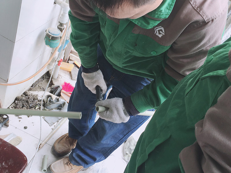 暗管改明管：水管走明管就是在裝?修的時候?qū)⑺苈懵对谕?。衛(wèi)生間水管走明管更加直觀，假如日后水管出現(xiàn)質(zhì)量問題，可以及時會發(fā)現(xiàn)，更利于維修更換，而且維修起來不用大動干戈，沒有那么費事。 但這就會很大程度上會影響整體美觀程度，長時間裸露在外的水管很容易沾滿污漬，甚至會長青苔，需要經(jīng)常清理比較麻煩。而且將水管安裝外面非常容易損壞，尤其是塑料水管在冬天很容易凍裂。角鋼支架的長時間受潮難免生銹，影響美觀。   水管走暗管就是水管的安裝是隱藏在墻壁內(nèi)部，只有水龍頭和接頭處是露出來的。水管隱藏在墻壁內(nèi)，而且可以采用人造大理石等材料來裝飾外部，這樣就確保衛(wèi)生間的美觀度，而且也不需要對管道進行打掃，也不怕它會遭到破壞。 但這樣的話，無法確保水管能夠使用很久，在日后如果水管損壞的話需要拆磚來修補，非常麻煩。