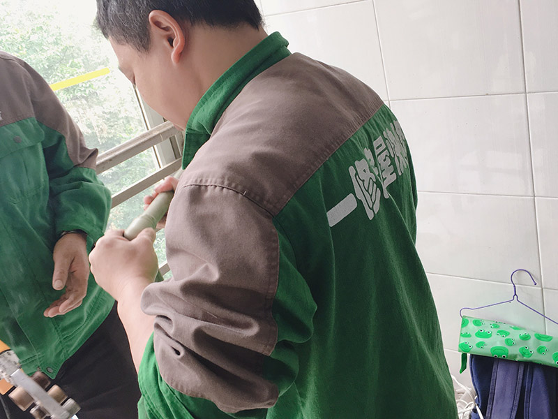 暗管改明管：水管走明管就是在裝?修的時候?qū)⑺苈懵对谕?。衛(wèi)生間水管走明管更加直觀，假如日后水管出現(xiàn)質(zhì)量問題，可以及時會發(fā)現(xiàn)，更利于維修更換，而且維修起來不用大動干戈，沒有那么費事。 但這就會很大程度上會影響整體美觀程度，長時間裸露在外的水管很容易沾滿污漬，甚至會長青苔，需要經(jīng)常清理比較麻煩。而且將水管安裝外面非常容易損壞，尤其是塑料水管在冬天很容易凍裂。角鋼支架的長時間受潮難免生銹，影響美觀。   水管走暗管就是水管的安裝是隱藏在墻壁內(nèi)部，只有水龍頭和接頭處是露出來的。水管隱藏在墻壁內(nèi)，而且可以采用人造大理石等材料來裝飾外部，這樣就確保衛(wèi)生間的美觀度，而且也不需要對管道進行打掃，也不怕它會遭到破壞。 但這樣的話，無法確保水管能夠使用很久，在日后如果水管損壞的話需要拆磚來修補，非常麻煩。