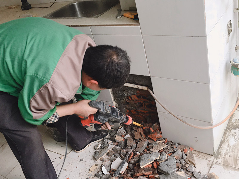 墻體局部打孔拆除：沖擊鉆或是電錘 沖擊鉆依靠旋轉(zhuǎn)和沖擊來工作。單一的沖擊是非常輕微的，但每分鐘 40000多次的沖擊頻率可產(chǎn)生連續(xù)的力?？捎糜谔烊坏氖^或混凝土。 附有氣動錘擊機(jī)構(gòu)的一種帶安全離合器的電動式旋轉(zhuǎn)錘鉆。電錘是利用活塞運(yùn)動，壓縮氣體沖擊鉆頭，不需要手使多大的力氣，可以在混凝土、磚、石頭等硬性材料上開6--100mm的孔。