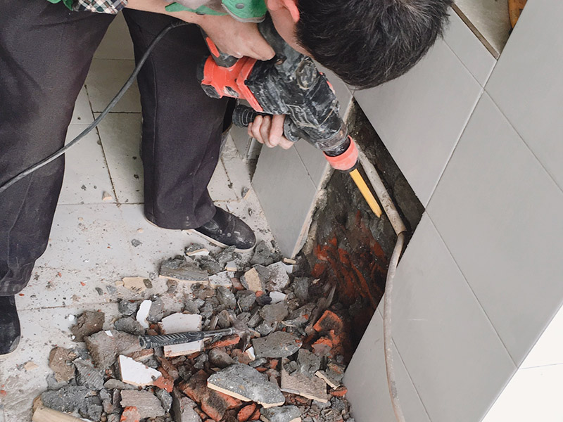 墻體局部打孔拆除：沖擊鉆或是電錘 沖擊鉆依靠旋轉(zhuǎn)和沖擊來工作。單一的沖擊是非常輕微的，但每分鐘 40000多次的沖擊頻率可產(chǎn)生連續(xù)的力?？捎糜谔烊坏氖^或混凝土。 附有氣動錘擊機(jī)構(gòu)的一種帶安全離合器的電動式旋轉(zhuǎn)錘鉆。電錘是利用活塞運(yùn)動，壓縮氣體沖擊鉆頭，不需要手使多大的力氣，可以在混凝土、磚、石頭等硬性材料上開6--100mm的孔。