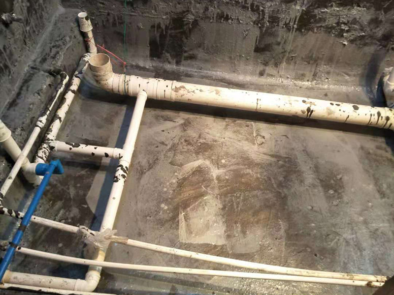 衛(wèi)生間防水：基層處理，基層墻面有空隙、裂縫、不平等缺陷的，用水泥砂漿修補(bǔ)抹平，然后進(jìn)行防水層施工，將已攪拌好的防水涂料用毛刷均勻刷涂在已涂好底膠的基層表面上，厚度要均勻一致，防水施工完畢后，進(jìn)行蓄水試驗(yàn)，經(jīng)過(guò)24小時(shí)以上無(wú)滲漏視為合格。