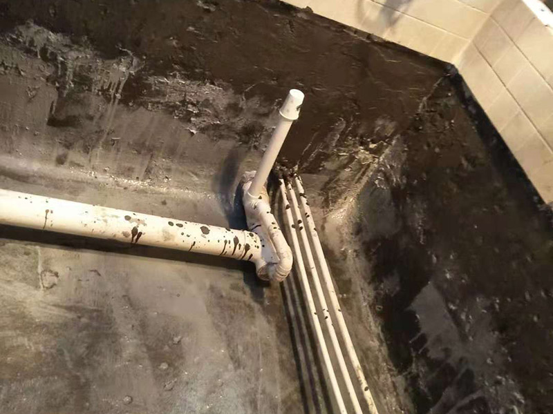 衛(wèi)生間防水：基層處理，基層墻面有空隙、裂縫、不平等缺陷的，用水泥砂漿修補(bǔ)抹平，然后進(jìn)行防水層施工，將已攪拌好的防水涂料用毛刷均勻刷涂在已涂好底膠的基層表面上，厚度要均勻一致，防水施工完畢后，進(jìn)行蓄水試驗(yàn)，經(jīng)過(guò)24小時(shí)以上無(wú)滲漏視為合格。