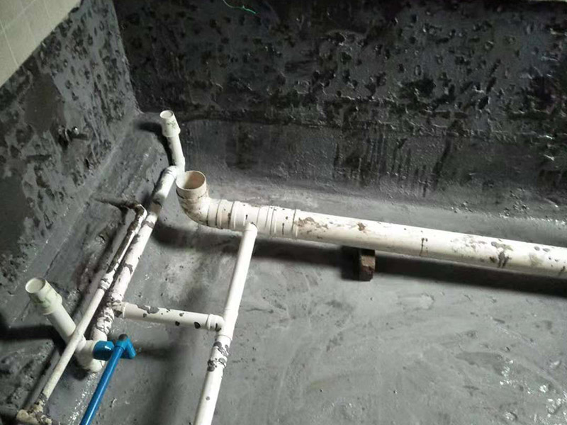 衛(wèi)生間防水：基層處理，基層墻面有空隙、裂縫、不平等缺陷的，用水泥砂漿修補(bǔ)抹平，然后進(jìn)行防水層施工，將已攪拌好的防水涂料用毛刷均勻刷涂在已涂好底膠的基層表面上，厚度要均勻一致，防水施工完畢后，進(jìn)行蓄水試驗(yàn)，經(jīng)過(guò)24小時(shí)以上無(wú)滲漏視為合格。