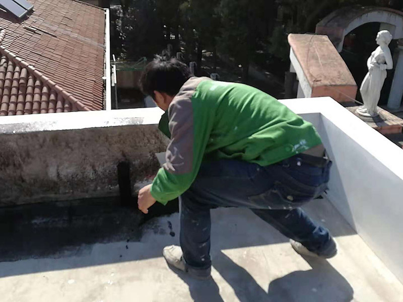 屋頂刷防水維修：1、清理基層，施工前要將基層表面的塵土和雜物清理干凈，然后用熱熔法改性瀝青卷材對防水層施工前在水落口、管根、陰陽角等細(xì)部先做好附加層。 2、鋪貼卷材，首先卷材的厚度要符合要求，將防水卷材裁剪成相應(yīng)的尺寸，用火焰噴槍加熱基層和卷材的交接處，趁卷材的材面剛剛?cè)刍瘯r將卷材向前滾鋪、粘貼。鋪貼平面與立面相連接的卷材應(yīng)由下向上進(jìn)行。 3、熱熔封邊，用噴槍將卷材搭接處加熱，讓其粘結(jié)牢固，然后涂刷第一遍防水涂料。防水施工前要先保證地面干凈、干燥，防水涂料要滿涂，確保無遺漏，與基層結(jié)合要牢固，無裂紋和氣泡等，防水涂料厚度要達(dá)到產(chǎn)品規(guī)定的要求。 4、待第一遍防水涂料完全干透之后再進(jìn)行第二遍防水涂刷，第一遍防水涂料沒有完全干透就進(jìn)行第二遍防水施工的話會使防水效果大打折扣。 5、鋪保護(hù)層，防水工作做完后，在表面鋪上保護(hù)層，是為了防止之后的施工把防水層破壞，保護(hù)層鋪貼要完全覆蓋防水層，做到無遺漏，與基層結(jié)合牢固無氣泡和脫落現(xiàn)象發(fā)生。 6、閉水試驗，閉水試驗時水的高度不能低于2cm，然后觀察24小時以上，看其有無滲漏的現(xiàn)象發(fā)生，如果沒有才算合格。