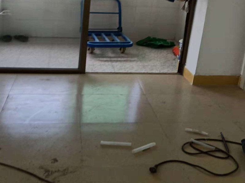 地磚拆除：拆除地面磚最容易的方法是,先想辦法撬開大門口的那塊地磚,因為那塊磚是有一邊露在外面的,比較容易撬開。再用扁的鑿子一片片的往里撬,如果水泥砂漿做得不是特別牢的話,可以用錘子把扁鑿敲進地磚和水泥地面中間的縫隙里的,那樣就能把地磚整塊的撬起來。這樣的方法比用錘子從正面敲碎地磚要容易得多。如果順利的話,可能全部能夠撬起來。如果有一小部份撬不起來的。再用錘子敲碎就行了。