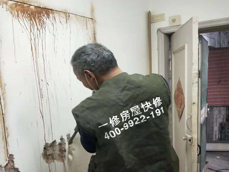 墻面開門洞：把砸去400mm高，寬2340mm的墻，全部用鋼筋混凝土澆筑。內(nèi)配上下各3根直徑12mm的帶肋鋼筋，箍筋直徑6mm，間距200mm，扎好鋼筋放上。支模，注意一側(cè)模板要支成◢形，高度為450，混凝土從該斜口倒入澆筑與斜口平，已高出了圈梁底50mm，即能使其與圈梁底充分咬合。拆模把多余部分鑿除。 應(yīng)在過梁部位先開洞做好過梁，再開門洞，每邊大于100mm，植2根10個(gè)鋼筋交門邊柱作為門垛。鋼筋混凝土過梁在普通磚墻上擱置長度應(yīng)不小于24cm,也就是一磚的厚度，而實(shí)際上門口是38墻，所以過梁一般是38cm； 門洞墻體高建議敲頂部梁面鑿洞再皮皮敲兩邊敲凹凸?fàn)畈孔隽涸倨鲋鎵w直接底洞容易整版墻敲壞松玩且能塌肯定玩洞直接鉆洞。