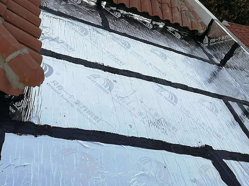 屋頂做防水：1、清理基層，施工前要將基層表面的塵土和雜物清理干凈，然后用熱熔法改性瀝青卷材對防水層施工前在水落口、管根、陰陽角等細(xì)部先做好附加層。 2、鋪貼卷材，首先卷材的厚度要符合要求，將防水卷材裁剪成相應(yīng)的尺寸，用火焰噴槍加熱基層和卷材的交接處，趁卷材的材面剛剛?cè)刍瘯r(shí)將卷材向前滾鋪、粘貼。鋪貼平面與立面相連接的卷材應(yīng)由下向上進(jìn)行。 3、熱熔封邊，用噴槍將卷材搭接處加熱，讓其粘結(jié)牢固，然后涂刷第一遍防水涂料。防水施工前要先保證地面干凈、干燥，防水涂料要滿涂，確保無遺漏，與基層結(jié)合要牢固，無裂紋和氣泡等，防水涂料厚度要達(dá)到產(chǎn)品規(guī)定的要求。 4、待第一遍防水涂料完全干透之后再進(jìn)行第二遍防水涂刷，第一遍防水涂料沒有完全干透就進(jìn)行第二遍防水施工的話會使防水效果大打折扣。 5、鋪保護(hù)層，防水工作做完后，在表面鋪上保護(hù)層，是為了防止之后的施工把防水層破壞，保護(hù)層鋪貼要完全覆蓋防水層，做到無遺漏，與基層結(jié)合牢固無氣泡和脫落現(xiàn)象發(fā)生。 6、閉水試驗(yàn)，閉水試驗(yàn)時(shí)水的高度不能低于2cm，然后觀察24小時(shí)以上，看其有無滲漏的現(xiàn)象發(fā)生，如果沒有才算合格。