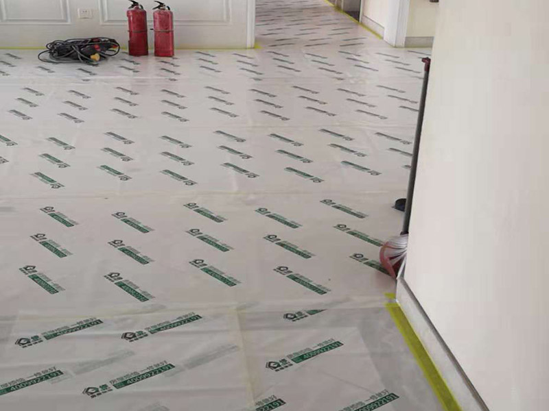 整體裝修翻新：首先要準(zhǔn)備工具裝修前，明確裝修過程涉及的面積。測量的內(nèi)容主要包括：明確裝修過程涉及的面積。特別是貼磚面積、墻面漆面積、壁紙面積、地板面積；明確主要墻面尺寸。特別是以后需要設(shè)計擺放家具的墻面尺寸。然后主體拆改是最先上的一個項目，主要包括拆墻、砌墻、鏟墻皮、拆暖氣、換塑鋼窗等等。拆改完的垃圾，要及時清理出去，保證室內(nèi)的清潔，也是為了方便施工。水電改造前，櫥柜設(shè)計師應(yīng)上門進(jìn)行第一次測量，幫你確定好電源、水路的改造方案。熱水器，也最好派人來根據(jù)你所確定的型號，設(shè)計好電源、接口的位置。