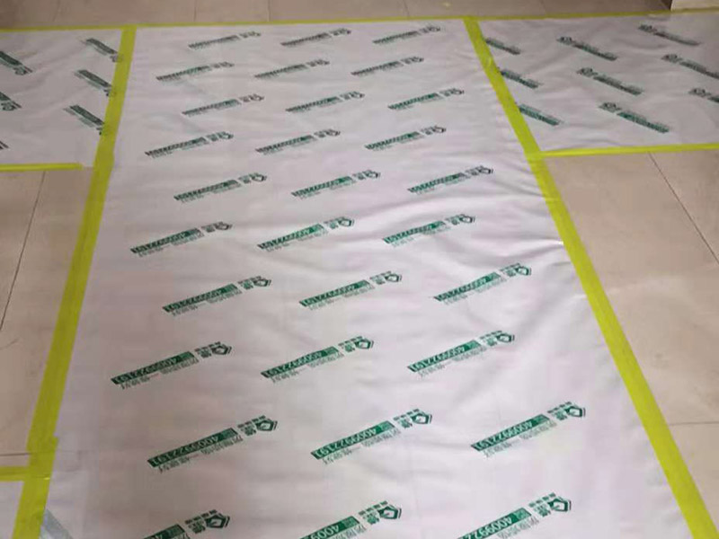 整體裝修翻新：首先要準(zhǔn)備工具裝修前，明確裝修過程涉及的面積。測量的內(nèi)容主要包括：明確裝修過程涉及的面積。特別是貼磚面積、墻面漆面積、壁紙面積、地板面積；明確主要墻面尺寸。特別是以后需要設(shè)計擺放家具的墻面尺寸。然后主體拆改是最先上的一個項目，主要包括拆墻、砌墻、鏟墻皮、拆暖氣、換塑鋼窗等等。拆改完的垃圾，要及時清理出去，保證室內(nèi)的清潔，也是為了方便施工。水電改造前，櫥柜設(shè)計師應(yīng)上門進(jìn)行第一次測量，幫你確定好電源、水路的改造方案。熱水器，也最好派人來根據(jù)你所確定的型號，設(shè)計好電源、接口的位置。