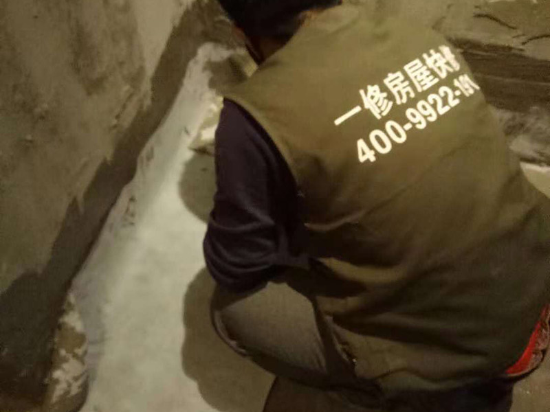 衛(wèi)生間做防水卷材：施工前要確保地面的干爽防水涂料要涂滿，沒有任何遺漏與基層結合要牢固、沒有裂紋、無氣泡、無脫落的現(xiàn)象涂刷的高度是一致的，厚度要達到產品規(guī)定的要求，要注意的是要等待第1遍涂料，干透后才可以進行第2遍涂料的粉刷，具體的時間要看產品特性來確定的。