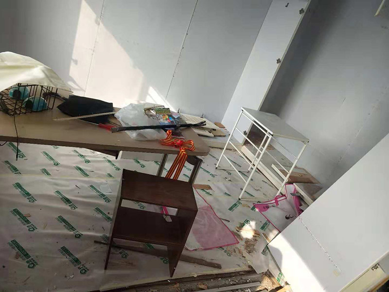 整體家具拆除維修：衣柜：首先，將部分比較簡(jiǎn)單直觀的部件進(jìn)行組裝，比如層板、柜門(mén)等。然后進(jìn)行柜類的安裝，應(yīng)遵循從上到下，由里及外的順序，將整體的框架安裝固定好，再進(jìn)行局部的組裝。最后在進(jìn)部件組裝的過(guò)程中，記得用螺絲將銜接處進(jìn)行固定。 床: 1、一般，床類家具是安裝內(nèi)架、床杠、床屏以及床尾的順序依次組裝的。 2、了解了床的安裝順序，就可以進(jìn)行組裝了。首先將升降腳釘進(jìn)行安裝，接著是床母。 3、其次，在床的排骨架上也需要安裝升降腳。