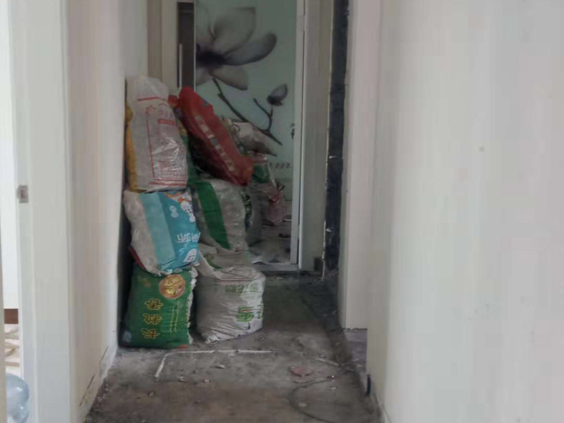 整體裝修拆除：主體拆改就是先改變空間格局框架，然后在搭建好的框架上做水電、吊頂?shù)软?xiàng)目。主要內(nèi)容包括拆墻、砌墻、鏟墻皮、拆暖氣、換塑鋼窗等等。如果是二手房進(jìn)行主體拆改，那么還要做水電改造，空調(diào)移機(jī)之類的步驟，方便后期墻面涂刷。 1、設(shè)計(jì)圖紙。在進(jìn)行拆改之前先要設(shè)計(jì)好圖紙，根據(jù)業(yè)主的需求，將空間重新劃分。若是沒(méi)有圖紙的指導(dǎo)就直接拆改，萬(wàn)一拆改錯(cuò)了，那么就是費(fèi)工又廢料。 2、原主體材料的留去。原有的裝修材料能用的就留下來(lái)，例如墻面處理時(shí)原來(lái)的膩?zhàn)邮欠浪佔(zhàn)?，就不用鏟了。 3、墻體拆改。按照裝修圖紙的指示進(jìn)行拆墻、砌新墻。 4、地面拆改要拆掉地皮，墻面裝修要拆掉暖氣，門窗也要更換。 5、清理垃圾。拆除工程會(huì)產(chǎn)生大量的垃圾，如不及時(shí)清理會(huì)耽誤拆除進(jìn)程。