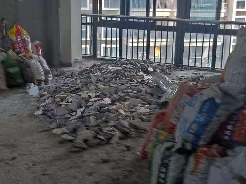 整體裝修拆除：主體拆改就是先改變空間格局框架，然后在搭建好的框架上做水電、吊頂?shù)软?xiàng)目。主要內(nèi)容包括拆墻、砌墻、鏟墻皮、拆暖氣、換塑鋼窗等等。如果是二手房進(jìn)行主體拆改，那么還要做水電改造，空調(diào)移機(jī)之類的步驟，方便后期墻面涂刷。 1、設(shè)計(jì)圖紙。在進(jìn)行拆改之前先要設(shè)計(jì)好圖紙，根據(jù)業(yè)主的需求，將空間重新劃分。若是沒(méi)有圖紙的指導(dǎo)就直接拆改，萬(wàn)一拆改錯(cuò)了，那么就是費(fèi)工又廢料。 2、原主體材料的留去。原有的裝修材料能用的就留下來(lái)，例如墻面處理時(shí)原來(lái)的膩?zhàn)邮欠浪佔(zhàn)?，就不用鏟了。 3、墻體拆改。按照裝修圖紙的指示進(jìn)行拆墻、砌新墻。 4、地面拆改要拆掉地皮，墻面裝修要拆掉暖氣，門窗也要更換。 5、清理垃圾。拆除工程會(huì)產(chǎn)生大量的垃圾，如不及時(shí)清理會(huì)耽誤拆除進(jìn)程。