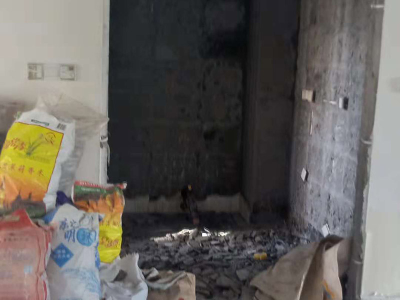 整體裝修拆除：主體拆改就是先改變空間格局框架，然后在搭建好的框架上做水電、吊頂?shù)软?xiàng)目。主要內(nèi)容包括拆墻、砌墻、鏟墻皮、拆暖氣、換塑鋼窗等等。如果是二手房進(jìn)行主體拆改，那么還要做水電改造，空調(diào)移機(jī)之類的步驟，方便后期墻面涂刷。 1、設(shè)計(jì)圖紙。在進(jìn)行拆改之前先要設(shè)計(jì)好圖紙，根據(jù)業(yè)主的需求，將空間重新劃分。若是沒(méi)有圖紙的指導(dǎo)就直接拆改，萬(wàn)一拆改錯(cuò)了，那么就是費(fèi)工又廢料。 2、原主體材料的留去。原有的裝修材料能用的就留下來(lái)，例如墻面處理時(shí)原來(lái)的膩?zhàn)邮欠浪佔(zhàn)樱筒挥苗P了。 3、墻體拆改。按照裝修圖紙的指示進(jìn)行拆墻、砌新墻。 4、地面拆改要拆掉地皮，墻面裝修要拆掉暖氣，門窗也要更換。 5、清理垃圾。拆除工程會(huì)產(chǎn)生大量的垃圾，如不及時(shí)清理會(huì)耽誤拆除進(jìn)程。