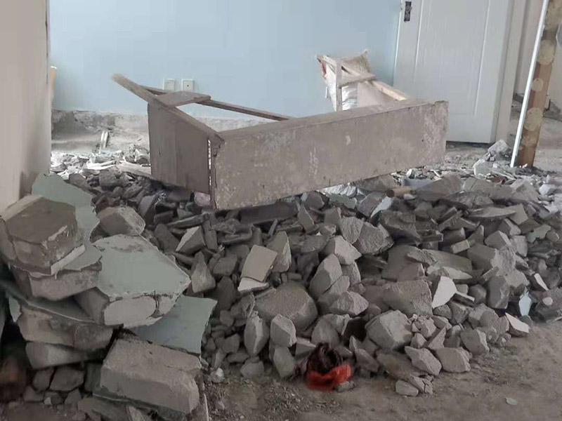 整體裝修拆除：主體拆改就是先改變空間格局框架，然后在搭建好的框架上做水電、吊頂?shù)软?xiàng)目。主要內(nèi)容包括拆墻、砌墻、鏟墻皮、拆暖氣、換塑鋼窗等等。如果是二手房進(jìn)行主體拆改，那么還要做水電改造，空調(diào)移機(jī)之類的步驟，方便后期墻面涂刷。 1、設(shè)計(jì)圖紙。在進(jìn)行拆改之前先要設(shè)計(jì)好圖紙，根據(jù)業(yè)主的需求，將空間重新劃分。若是沒(méi)有圖紙的指導(dǎo)就直接拆改，萬(wàn)一拆改錯(cuò)了，那么就是費(fèi)工又廢料。 2、原主體材料的留去。原有的裝修材料能用的就留下來(lái)，例如墻面處理時(shí)原來(lái)的膩?zhàn)邮欠浪佔(zhàn)?，就不用鏟了。 3、墻體拆改。按照裝修圖紙的指示進(jìn)行拆墻、砌新墻。 4、地面拆改要拆掉地皮，墻面裝修要拆掉暖氣，門窗也要更換。 5、清理垃圾。拆除工程會(huì)產(chǎn)生大量的垃圾，如不及時(shí)清理會(huì)耽誤拆除進(jìn)程。