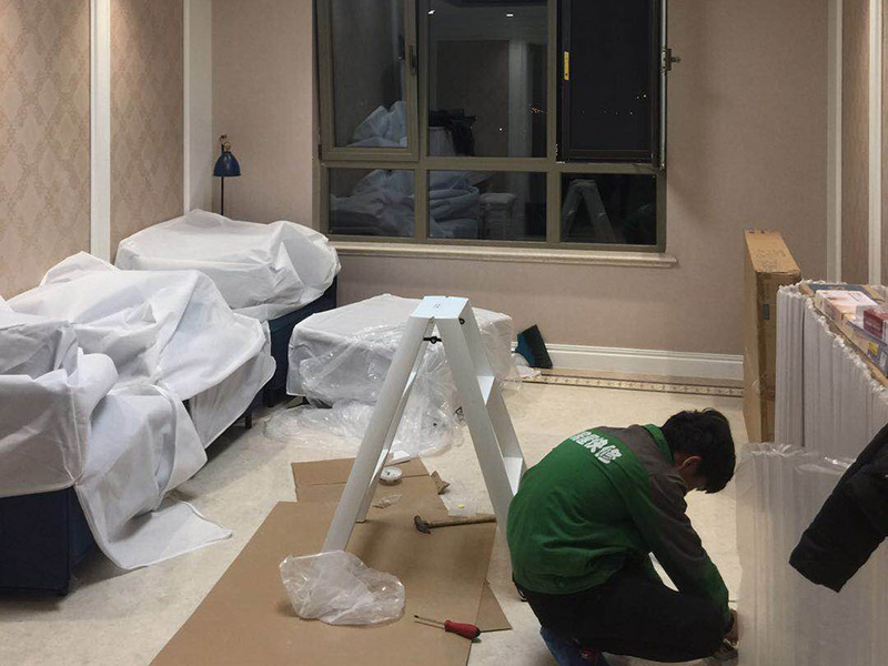 安裝燈具：1、燈具檢查 檢查燈具的安裝配件，看生產(chǎn)商的有關文件和技術是否齊全，看燈具的外觀是否有損壞，有無變形、金屬脫落、腐蝕等現(xiàn)象。 2、組裝燈具 將燈具部件連成一體，燈的穿線長度要適宜，對于多出的線頭應搪錫，要注意區(qū)分火線和零線，將線路理順。 3、燈具安裝 燈具電源線要留足，然后剪去余線，剝出線頭，再用螺釘將燈座安裝在接線盒上。 4、通電試運行 安裝完成后，打開電源，檢測是否通電。