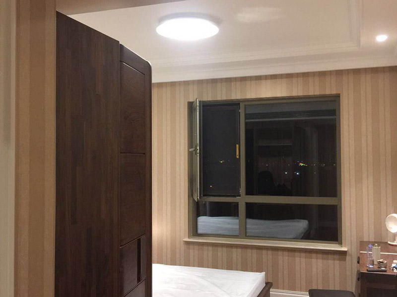安裝燈具：1、燈具檢查 檢查燈具的安裝配件，看生產(chǎn)商的有關文件和技術是否齊全，看燈具的外觀是否有損壞，有無變形、金屬脫落、腐蝕等現(xiàn)象。 2、組裝燈具 將燈具部件連成一體，燈的穿線長度要適宜，對于多出的線頭應搪錫，要注意區(qū)分火線和零線，將線路理順。 3、燈具安裝 燈具電源線要留足，然后剪去余線，剝出線頭，再用螺釘將燈座安裝在接線盒上。 4、通電試運行 安裝完成后，打開電源，檢測是否通電。