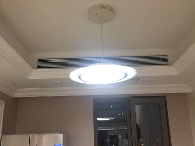 安裝燈具：1、燈具檢查 檢查燈具的安裝配件，看生產(chǎn)商的有關文件和技術是否齊全，看燈具的外觀是否有損壞，有無變形、金屬脫落、腐蝕等現(xiàn)象。 2、組裝燈具 將燈具部件連成一體，燈的穿線長度要適宜，對于多出的線頭應搪錫，要注意區(qū)分火線和零線，將線路理順。 3、燈具安裝 燈具電源線要留足，然后剪去余線，剝出線頭，再用螺釘將燈座安裝在接線盒上。 4、通電試運行 安裝完成后，打開電源，檢測是否通電。