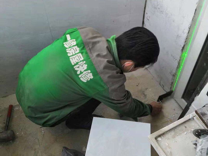 瓷磚鋪貼：1、基層處理 將塵土、雜物徹底清掃干凈，不得有空鼓、開裂及起砂等缺陷。 2、彈線 施工前在墻體四周彈出標高控制線，在地面彈出十字線，以控制地磚分隔尺寸。 3、預鋪 首先應在圖紙設計要求的基礎上，對地磚的色彩、紋理、表面平整等進行嚴格的挑選，然后按照圖紙要求預鋪。對于預鋪中可能出現(xiàn)的尺寸、色彩、紋理誤差等進行調(diào)整、交換，直至達到最佳效果，按鋪貼順利堆放整齊備用。 4、鋪貼 鋪設選用1：3干硬性水泥砂漿，砂漿厚度25mm左右。鋪貼前將地磚背面濕潤，需正面干燥為宜。把地磚按照要求放在水泥砂漿上，用橡皮錘輕敲地磚飾面直至密實平整達到要求。 5、勾縫 地磚鋪完后24h進行清理勾縫，勾縫前應先將地磚縫隙內(nèi)雜質(zhì)擦凈，用專用填縫劑勾縫。 6、清理 在家裝貼瓷磚施工過程中隨干隨清，完工后(一般宜在24h之后)再用棉紗等物對地磚表面進行理。