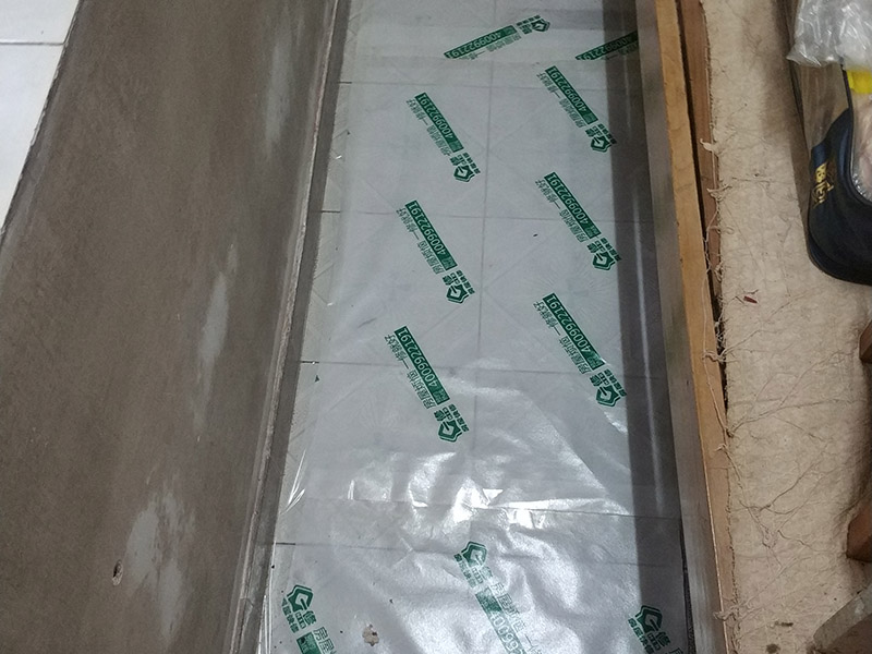 地面保護(hù)維修：房屋裝修、建筑裝修的整個過程都是非常漫長的，并非一兩天就能完工的，其中涉及的環(huán)節(jié)也很多。在裝修施工的過程中，裝修工人們會不斷進(jìn)進(jìn)出出，而且還會攜帶一些水泥漿等泥土，甚至是油漆或者被堅利物刮花，如果不采取地面保護(hù)措施，這樣對地面會造成很大的影響。 地板保護(hù)膜能夠在近年來的迅速興起，它的保護(hù)作用是不可忽視的。它是采用環(huán)保pvc和工業(yè)用針織棉制作而成，有雙重作用。pvc具備防滑、防水、防油漆甚至防火阻燃的功能，結(jié)合針織棉能夠防潮吸沙塵、對從高處掉下的東西起到一個緩沖減震的作用。 使用了裝飾地板保護(hù)膜，可以有效防止地面瓷磚，大理石，木地板被損傷刮花。