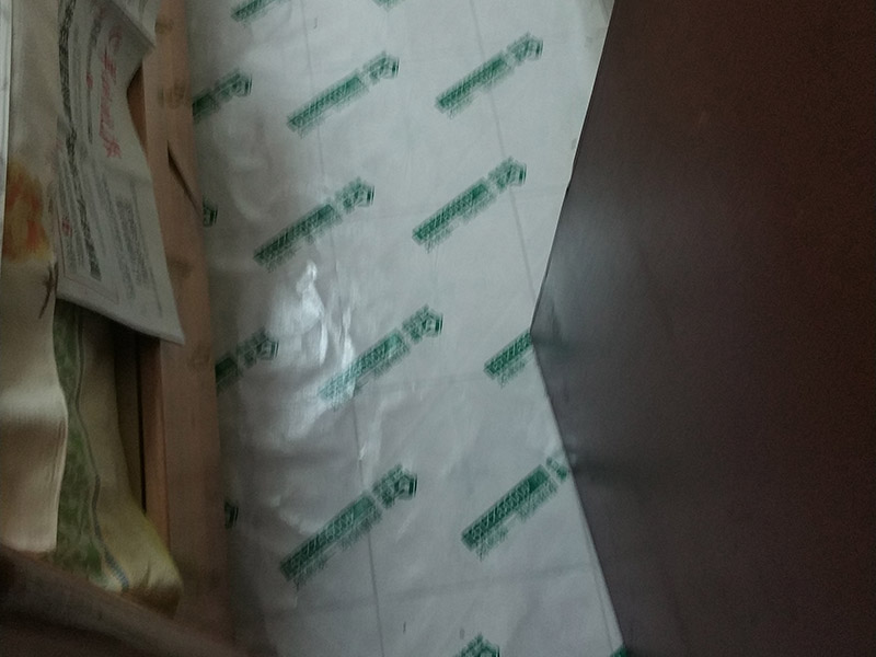 地面保護(hù)維修：房屋裝修、建筑裝修的整個過程都是非常漫長的，并非一兩天就能完工的，其中涉及的環(huán)節(jié)也很多。在裝修施工的過程中，裝修工人們會不斷進(jìn)進(jìn)出出，而且還會攜帶一些水泥漿等泥土，甚至是油漆或者被堅利物刮花，如果不采取地面保護(hù)措施，這樣對地面會造成很大的影響。 地板保護(hù)膜能夠在近年來的迅速興起，它的保護(hù)作用是不可忽視的。它是采用環(huán)保pvc和工業(yè)用針織棉制作而成，有雙重作用。pvc具備防滑、防水、防油漆甚至防火阻燃的功能，結(jié)合針織棉能夠防潮吸沙塵、對從高處掉下的東西起到一個緩沖減震的作用。 使用了裝飾地板保護(hù)膜，可以有效防止地面瓷磚，大理石，木地板被損傷刮花。