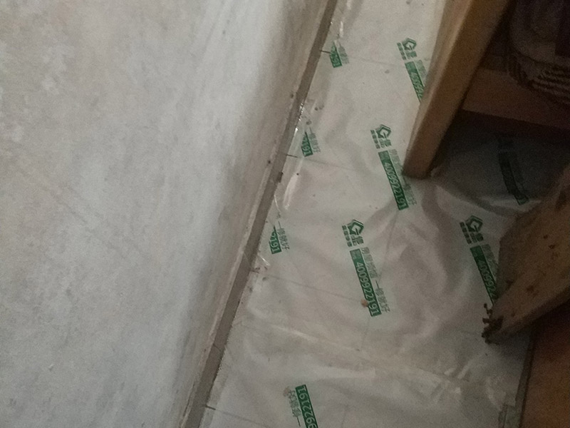 地面保護(hù)維修：房屋裝修、建筑裝修的整個過程都是非常漫長的，并非一兩天就能完工的，其中涉及的環(huán)節(jié)也很多。在裝修施工的過程中，裝修工人們會不斷進(jìn)進(jìn)出出，而且還會攜帶一些水泥漿等泥土，甚至是油漆或者被堅利物刮花，如果不采取地面保護(hù)措施，這樣對地面會造成很大的影響。 地板保護(hù)膜能夠在近年來的迅速興起，它的保護(hù)作用是不可忽視的。它是采用環(huán)保pvc和工業(yè)用針織棉制作而成，有雙重作用。pvc具備防滑、防水、防油漆甚至防火阻燃的功能，結(jié)合針織棉能夠防潮吸沙塵、對從高處掉下的東西起到一個緩沖減震的作用。 使用了裝飾地板保護(hù)膜，可以有效防止地面瓷磚，大理石，木地板被損傷刮花。