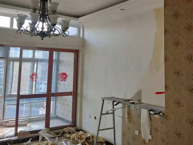 客廳撕墻紙：1：墻紙撕下來之前先涂抹清水或墻紙剝除劑，等待數(shù)分鐘，令其將墻紙完全浸透。 2：在下一個(gè)墻紙帶上重復(fù)相同的處理，然后回到第一條紙帶，再用制劑從上到下重新將墻紙浸濕。用約8.9厘米寬、帶可動(dòng)刀片的多用刮墻刀開始撕掉墻紙。從切好的一條水平墻紙帶開始，將刀片放在其上緣的下面，并且刮刀要與水平面呈30度角，滑動(dòng)刀片將潤濕的墻紙刮下。一條與刮刀同寬的墻紙會(huì)隨著刀刃脫落，并隨著刀片向下推動(dòng)而卷在刮刀上。 3：繼續(xù)向下推，直到墻紙不能再被剝落為止。如刮下來的墻紙帶斷裂，可將這一區(qū)域重新浸潤，然后開始刮除另一條紙帶。如果在重復(fù)浸潤和刮除之后，墻面仍殘留明顯的粘合劑痕跡，就需要采用另外一種方法來處理。在用石膏板建成的墻面上，用墻紙刮刀按照上述方法，水平切開墻紙，但不要將其潤濕。只要慢慢地將其從墻面上刮下或撕掉即可。