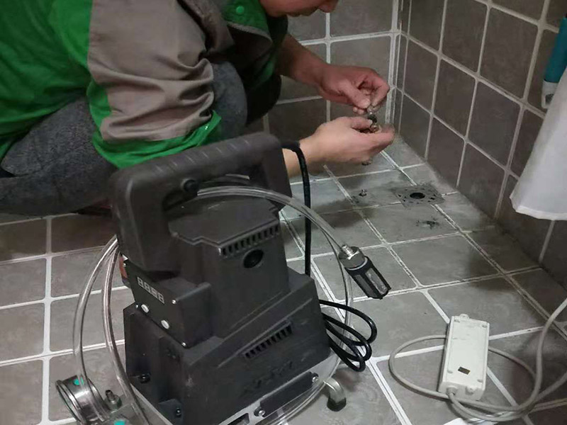 衛(wèi)生防水注漿：注漿防水是利用液壓、氣壓或電化學原理，通過灌漿管將各種固話的漿液注入到地基土中，漿液以填充、滲透、擠密和劈裂的方式，將土顆粒或巖石裂隙中的水分和空氣排除后占據(jù)其位置，經(jīng)過一定時間后，漿液將原來松散的土粒膠結(jié)成一個整體，可以改善地基土變形，或用于減小滲透性。 堵漏前必須進行現(xiàn)場調(diào)查，摸清現(xiàn)場施工情況，分析滲漏水的原因，查清漏水部位、裂縫、裂紋或穿孔的寬度、長度、深度和貫穿情況，并了解雨天和晴天的漏水情況，測量漏水的流量與流速等，通過充分調(diào)查，正確擬定堵漏方案，做好各項準備工作。
