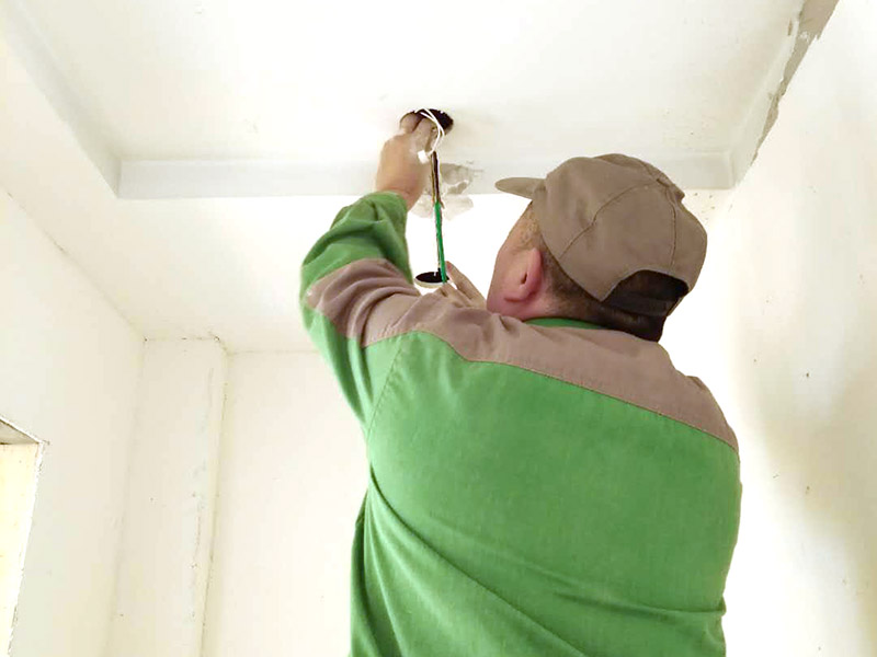 燈具線路改造：1、水電改造的第一步是水電定位，也就是根據(jù)用戶的需要定出全屋開關(guān)插座的位置和水路接口的位置，水電工要根據(jù)開關(guān)、插座、水龍頭的位置按圖把線路走向給用戶講清楚。而且要注意&ldquo;水走天、電走地&rdquo;原則，即水管走天棚，強、弱電盡量走地面，且強、弱電之間不能互相交叉及平行距離大于30厘米。 2、插座、開關(guān)、燈具的電氣線路設(shè)計要考慮室內(nèi)空間的可變性，為可能的不同空間使用狀況做準備，減少部分使用者在使用過程中的再規(guī)劃設(shè)計的障礙。 3、水電定位之后，接下來就是打槽了。好的打槽師傅打出的槽基本是一條直線，而且槽邊基本沒有什么毛齒。注意打槽之前，務(wù)必讓水電工將所有的水電走向在墻上劃出來標(biāo)明，記得對照水電圖，看是否一致。 4、水路改造時，注意周圍一定要整潔。水路改造訂合同時，最好注明水路改造用的材料。另外水路改造中要注意原房間下水管的大小，外接下水管的管子最好和原下水管匹配。冷熱水管應(yīng)左熱右冷，間距一般不小于20cm，具體視龍頭冷熱管間距而定。