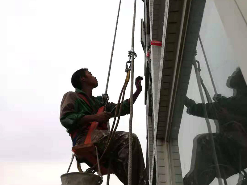 高空外墻翻新：1、清理墻面 外墻翻新前一定要做墻面基底處理，粉化嚴重的要全部鏟除，鏟除后抹上一層白水泥。對于過于光滑、刷過油漆的還要做打磨處理，把粘結(jié)不牢的表皮去掉，便于新涂料和墻體粘結(jié)。 2、涂刷底漆 墻面底漆的作用是抗堿防潮、封固基材、保護面漆，提高面漆的質(zhì)感和遮蓋力。對于老房的外墻翻新，墻面一定要做底漆，如果沒有刷底漆就直接上面漆的話，時間一長墻面容易起泡、發(fā)霉，太陽照曬時間長了也容易變色。 3、大面積修補 已經(jīng)上好面漆的墻面要修補會比較麻煩，容易產(chǎn)生色差，材料的使用時間不同，質(zhì)量也難以保證，很難達到理想效果。所以墻面的修補好是整塊墻面，或是盡可能地選擇較大面積進行修補，這樣可以盡量避免產(chǎn)生色差，修補后的質(zhì)量也更好。 4、防色差 墻面色差是修補墻面時需要盡量避免的。為此，應該注意按照油漆桶的說明配比、涂刷，好估算好用量。一次準備足夠的量，這樣能保證墻面顏色一致，也能避免用量不足重新調(diào)配出來的顏色有差異。