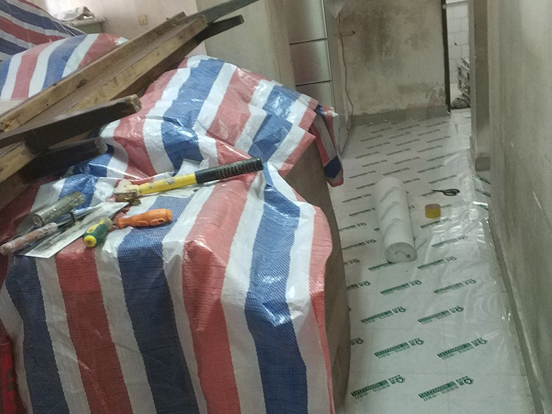 家具地面保護：房屋裝修、建筑裝修的整個過程都是非常漫長的，并非一兩天就能完工的，其中涉及的環(huán)節(jié)也很多。在裝修施工的過程中，裝修工人們會不斷進進出出，而且還會攜帶一些水泥漿等泥土，甚至是油漆或者被堅利物刮花，如果不采取地面保護措施，這樣對地面會造成很大的影響。 地板保護膜能夠在近年來的迅速興起，它的保護作用是不可忽視的。它是采用環(huán)保pvc和工業(yè)用針織棉制作而成，有雙重作用。pvc具備防滑、防水、防油漆甚至防火阻燃的功能，結(jié)合針織棉能夠防潮吸沙塵、對從高處掉下的東西起到一個緩沖減震的作用。 