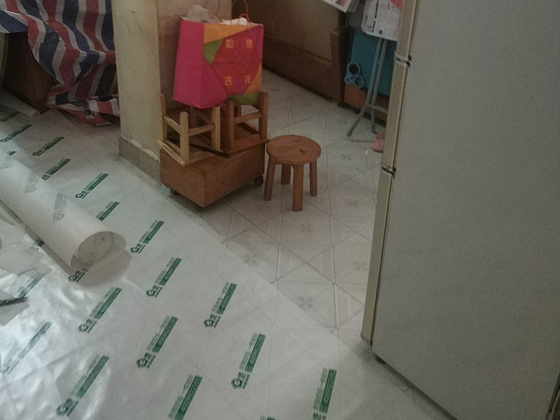 家具地面保護：房屋裝修、建筑裝修的整個過程都是非常漫長的，并非一兩天就能完工的，其中涉及的環(huán)節(jié)也很多。在裝修施工的過程中，裝修工人們會不斷進進出出，而且還會攜帶一些水泥漿等泥土，甚至是油漆或者被堅利物刮花，如果不采取地面保護措施，這樣對地面會造成很大的影響。 地板保護膜能夠在近年來的迅速興起，它的保護作用是不可忽視的。它是采用環(huán)保pvc和工業(yè)用針織棉制作而成，有雙重作用。pvc具備防滑、防水、防油漆甚至防火阻燃的功能，結(jié)合針織棉能夠防潮吸沙塵、對從高處掉下的東西起到一個緩沖減震的作用。 